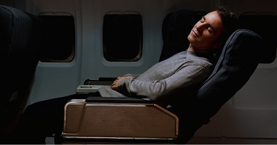 Lựa chọn thời điểm bay và trang phục phù hợp sẽ giúp bạn có giấc ngủ ngon trên máy bay